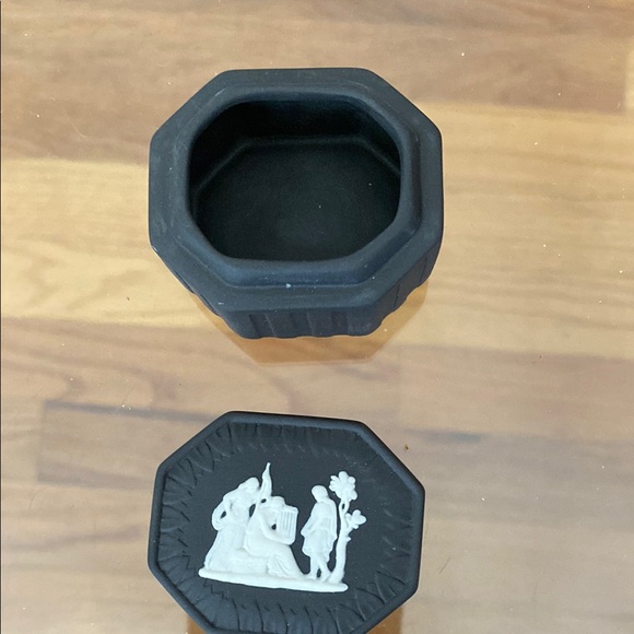 New Vintage Wedgwood Jasperware Fluted Grecian Trinket Box - Picture 2 of 5